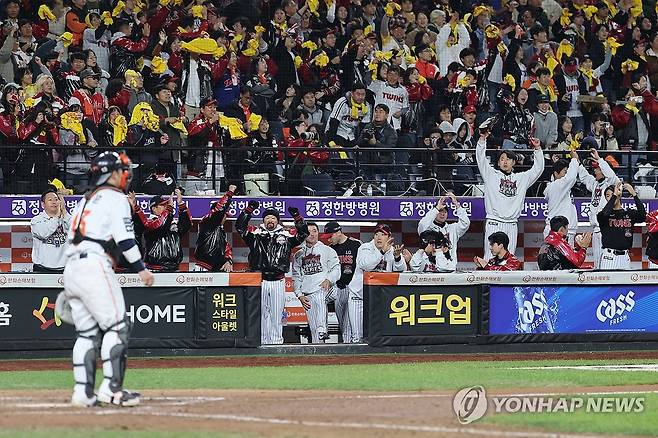 LG '우승이 눈 앞' (대전=연합뉴스) 서대연 기자 = 31일 대전 한화생명 볼파크에서 열린 2025 프로야구 KBO리그 포스트시즌 한국시리즈 5차전 LG 트윈스와 한화 이글스의 경기.
9회초 1사 만루 LG 홍창기 희생타로 한 점을 더 달아난 LG 선수들이 더그아웃에서 기뻐하고 있다. 2025.10.31 dwise@yna.co.kr