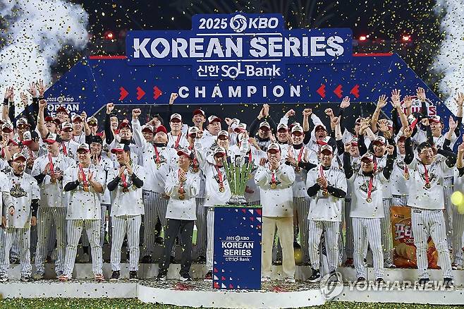 한국시리즈 우승 차지한 LG 트윈스 (대전=연합뉴스) 서대연 기자 = 31일 대전한화생명볼파크에서 열린 2025 프로야구 KBO리그 포스트시즌 한국시리즈 시상식에서 통합 우승을 차지한 LG 트윈스 선수들이 기념촬영을 하고 있다. 2025.10.31 dwise@yna.co.kr