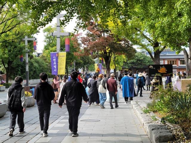 29일 찾은 전주 한옥마을이 체험학습을 온 학생들과 국내외 관광객들로 북적이고 있다. /문채연 기자