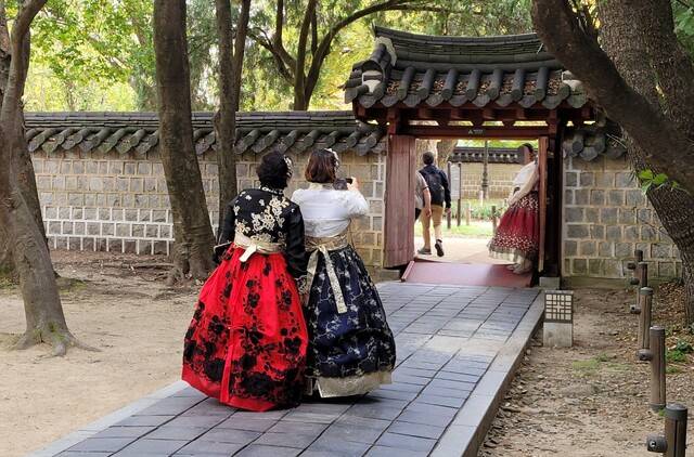 외국인 관광객들이 한복을 입고 경기전에서 사진을 찍고 있다. /문채연 기자