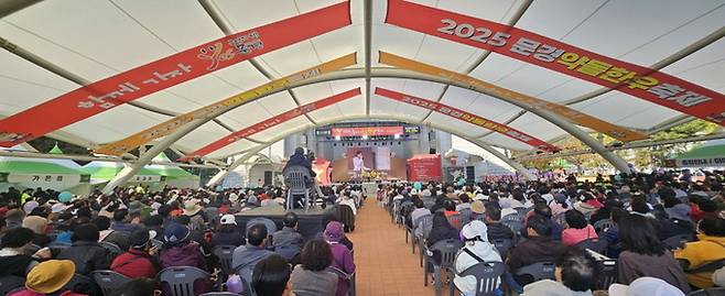 ▲ 800명 동시 이용이 가능한 구이터에서 관광객들이 약돌 한우를 즐기고 있다.