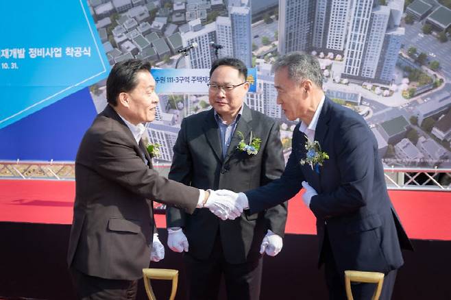 지난 31일 수원 영화동 111-3 재개발 정비사업 착공식에서 이재준 수원특례시장(왼쪽)이 주요 내빈들과 악수를 나누고 있다.(사진=수원시)