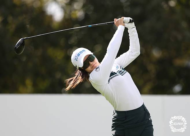 고지원이 31일 제주시 엘리시안 제주CC에서 열린 'S-OIL 챔피언십 2025' 2라운드 4번 홀에서 티샷을 하고 있다. (KLPGA 제공. 재판매 및 DB 금지) 2025.10.31/뉴스1