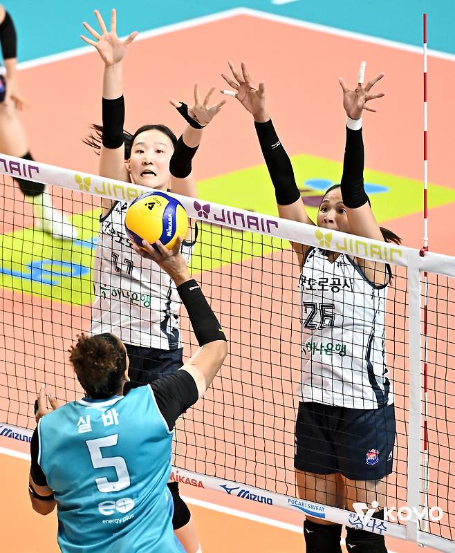 도로공사 김세빈(왼쪽)이 1일 GS칼텍스와의 경기에서 지젤 실바의 공격을 가로 막고 있다. (KOVO 제공)