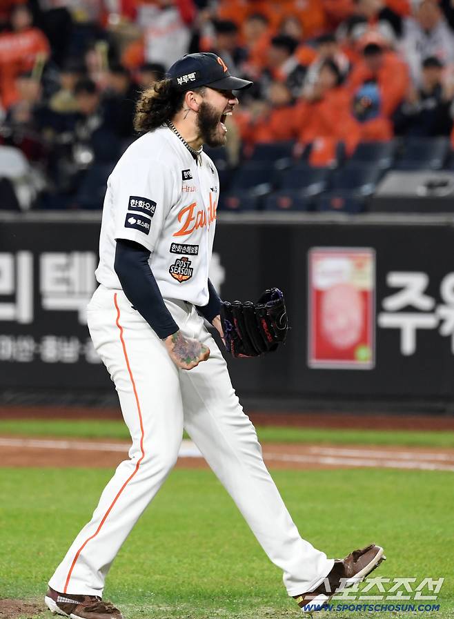 29일 대전 한화생명볼파크에서 열린 한국시리즈 3차전 한화 이글스와 LG 트윈스의 경기. 6회초 2사 1,2루 LG 문보경을 삼진 처리한 한화 선발 폰세가 포효하고 있다. 대전=박재만 기자 pjm@sportschosun.com/2025.10.29/