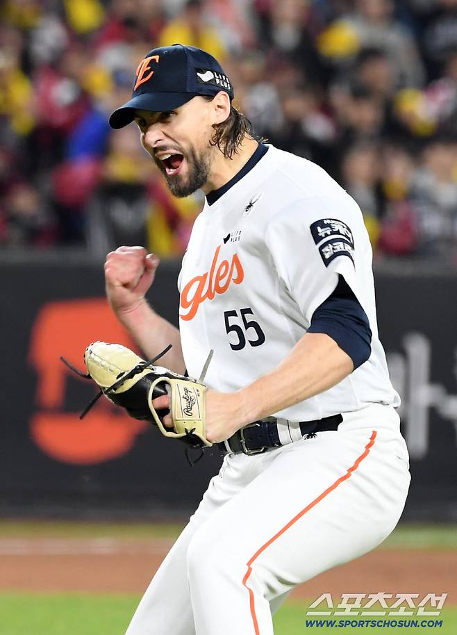 30일 대전 한화생명볼파크에서 열린 한국시리즈 4차전 한화 이글스와 LG 트윈스의 경기. 7회초 1사 1,2루 LG 대타 문성주를 병살 처리한 한화 선발 와이스가 포효하고 있다. 대전=박재만 기자 pjm@sportschosun.com/2025.10.30/