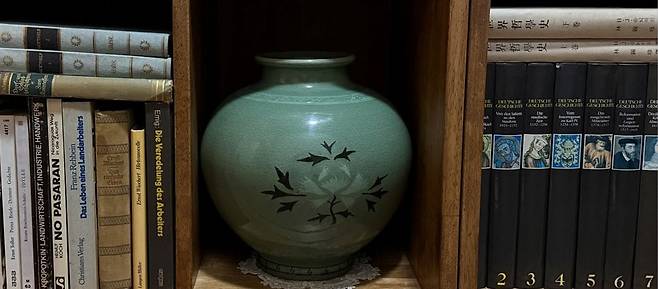 필자 집 현관 입구 서가에 놓은 푸른 항아리. 필자의 사주팔자에 ‘목(木)’이 없어 청색으로 나무 기운을 보충하기 위해서다. /김두규 제공