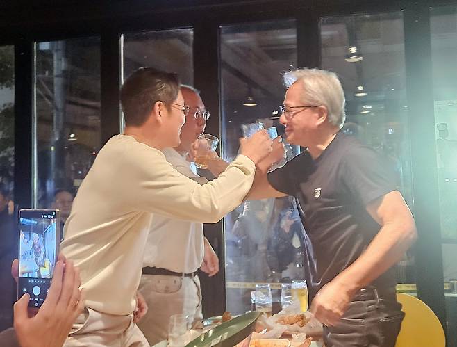 젠슨 황 엔비디아 최고경영자가 지난 30일 서울 삼성동 한 치킨집에서 이재용 삼성전자 회장, 정의선 현대차그룹 회장과 치맥 회동을 하며 러브샷을 하고 있다. /연합뉴스