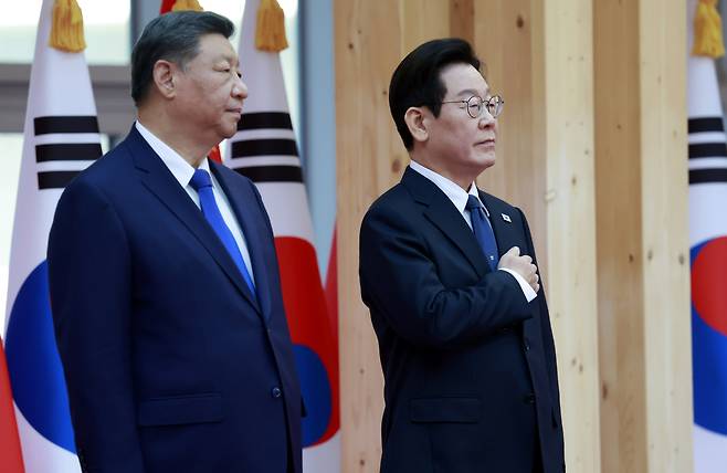 이재명 대통령이 1일 국립경주박물관에서 열린 시진핑 중국 국가주석 공식 환영식에서 국민의례를 하고 있다./뉴시스