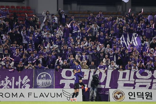 프로축구 K리그1 FC안양의 공격수 채현우(오른쪽)가 1일 울산HD와의 홈 경기에서 후반 21분 3-1로 달아나는 쐐기 골을 터뜨린 뒤 동료 유키치와 기뻐하고 있다./한국프로축구연맹