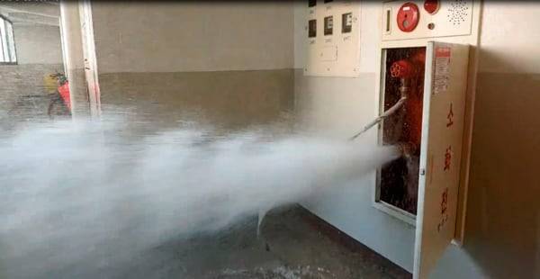 서울 동대문구 답십리동의 23층 규모 아파트 옥내 소화전 밸브가 한파로 인해 터진 모습. /연합뉴스