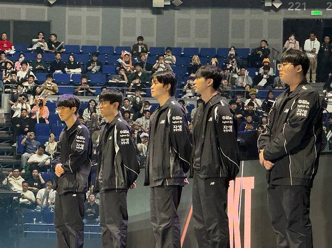KT 롤스터 선수들이 1일 중국 상하이 메르세데스-벤츠 아레나에서 열린 2025 리그 오브 레전드 월드 챔피언십(롤드컵) 4강전에 젠지를 향해 서 있다. ⓒ데일리안 황지현 기자