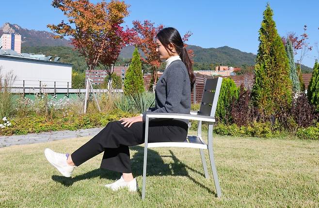 의자에 앉아서 다리 올렸다 내리기. 고려대의료원 제공