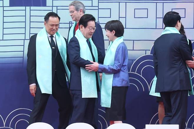 이재명 대통령이 1일 경주화백컨벤션센터(HICO)에서 열린 2025 아시아태평양경제협력체(APEC) 정상회의 기념촬영에서 다카이치 사나에 일본 총리와 인사하고 있다. 연합뉴스