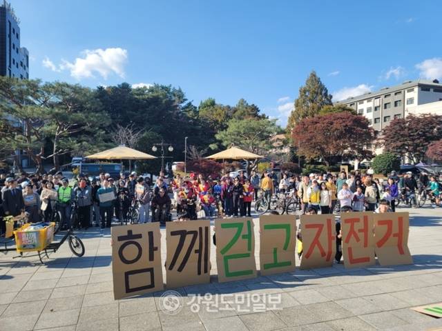 ▲ 2025 함께 자전거 행진에 참여한 참가자들이 행사 시작 전 기념촬영을 했다. 이날 행사에는 육동한 춘천시장, 허영 국회의원, 춘천시의원 등이 참석했다. 이설화 기자