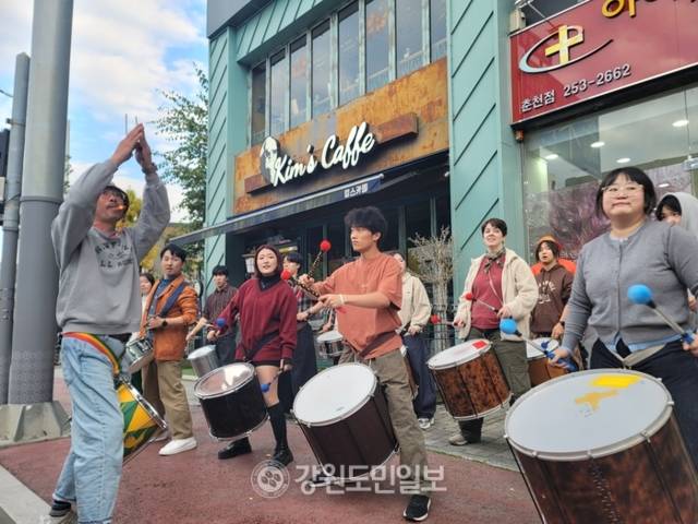 ▲ 화천 퍼커션 앙상블 빠즈 또깐두가 1일 2025 함께 자전거 행사에서 공연을 하고 있다. 이설화 기자