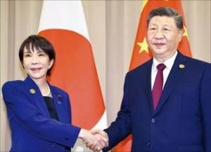 시진핑 중국 국가주석(오른쪽)과 다카이치 사나에 일본 총리가 31일 악수하고 있다. /연합뉴스