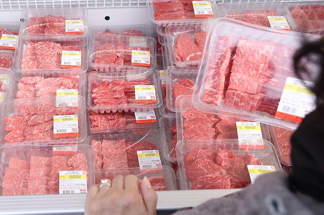 ‘한우의 날’을 하루 앞둔 지난달 31일 서울 서초구 하나로마트 양재점에 마련된 한우 직거래 장터에서 한 시민이 장을 보고 있다. 연합뉴스