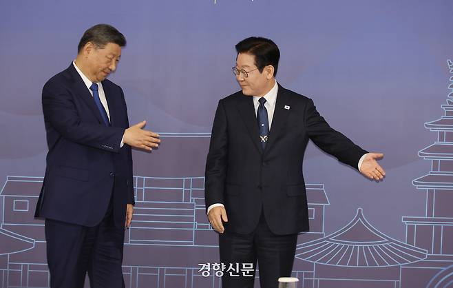 이재명 대통령과 시진핑 국가주석이 1일 경북 경주 국립경주박물관에서 열린 정상회담 뒤 열린 양해각서 및 계약 교환식이 끝난 뒤 서로 먼저 갈 것을 권하고 잇다. 2025.11.1 김창길 기자