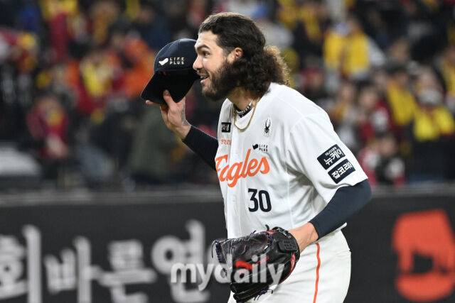 29일 대전 한화생명 볼파크 야구장에서 열린 '2025 신한 SOL 뱅크 KBO 한국시리즈 3차전' LG 트윈스와 한화 이글스 경기. 한화 선발 폰세가 2회초 2사 1루 LG 박동원을 삼진으로 잡은 후 미소를 짓고 있다./마이데일리