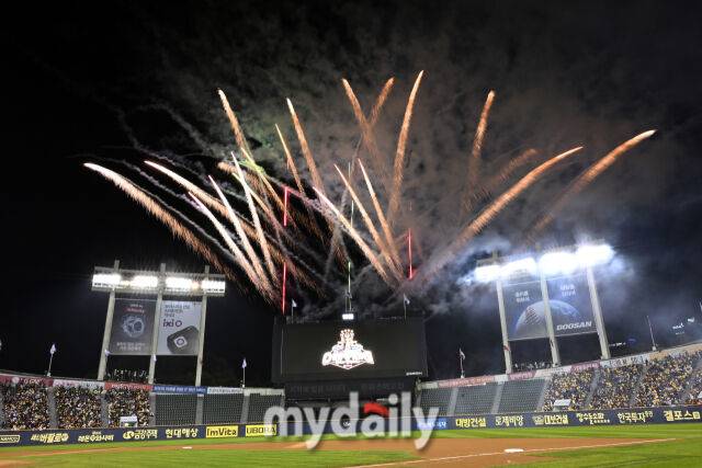 1일 서울 잠실야구장에서 열린 프로야구 LG 트윈스의 2025 한국시리즈 우승 세리머니 팬 감사 행사 '더 리턴 오브 챔피언스'(The Return of Champions)'.팬들과 함께 즐기는 불꽃놀이./잠실=한혁승 기자