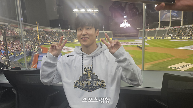 LG 구본혁이 1일 잠실 구장에서 한국시리즈 축승회를 앞두고 취재진과 만나 포즈를 취하고 있다.