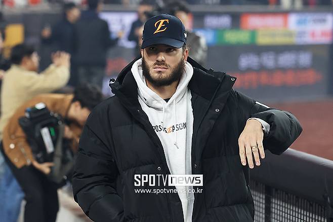 ▲ 한국시리즈 일정이 모두 끝난 뒤 침울함을 감추지 못한 코디 폰세 ⓒ곽혜미 기자