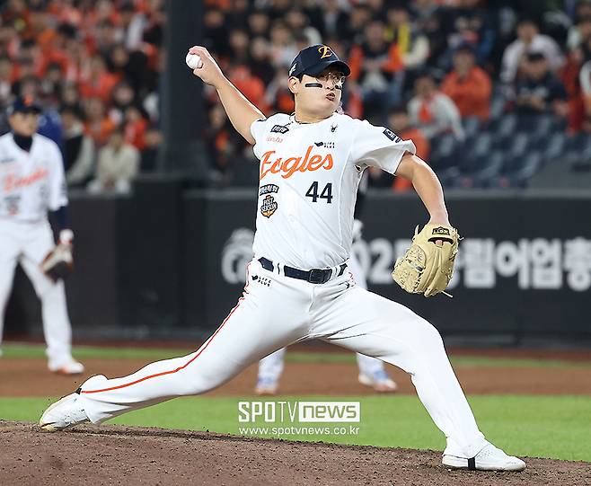 ▲ 김서현은 올 시즌 33세이브를 거두며 팀의 2위 점프에 큰 공을 세웠지만, 마지막 순간 결정적인 부진으로 극단적인 평가를 남겼다 ⓒ곽혜미 기자