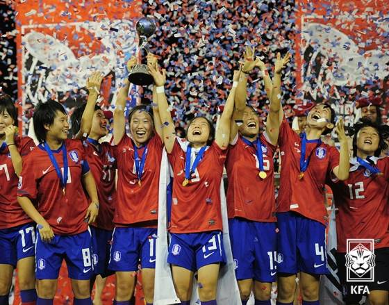 한국축구 사상 최초로 국제축구연맹(FIFA) 주관대회 우승을 차지했던 지난 2010년 여자 U-17 대표팀. /사진=대한축구협회 제공