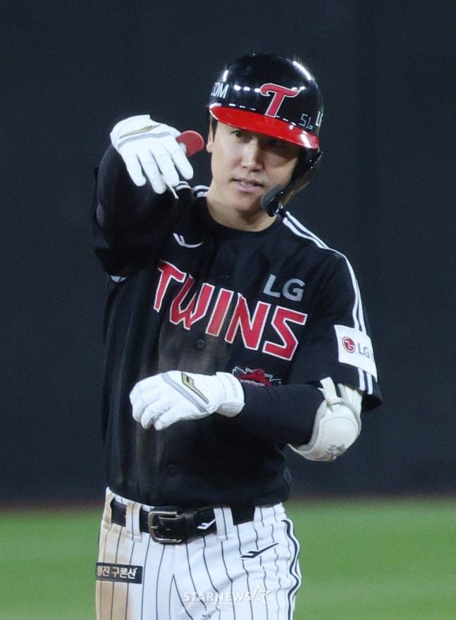 2025 KBO리그 한국시리즈 5차전 한화 이글스 대 LG 트윈스전이 31일 대전 한화생명 볼파크에서 열렸다. LG 구본혁이 7회초 1사에서 우중간 2루타를 날리고 출루한 후 세리머니를 하고 있다. /사진=김진경 대기자