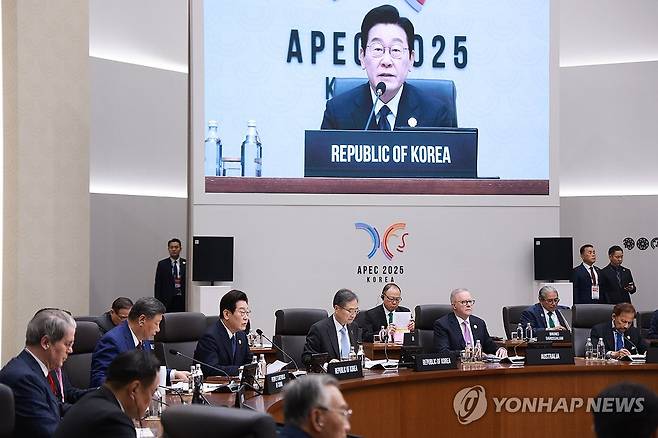 APEC 2세션 이재명 대통령 발언 (경주=연합뉴스) 특별취재단 = 이재명 대통령이 1일 경주화백컨벤션센터(HICO)에서 열린 2025 아시아태평양경제협력체(APEC) 정상회의 제2세션에서 발언하고 있다. 2025.11.1 photo@yna.co.kr