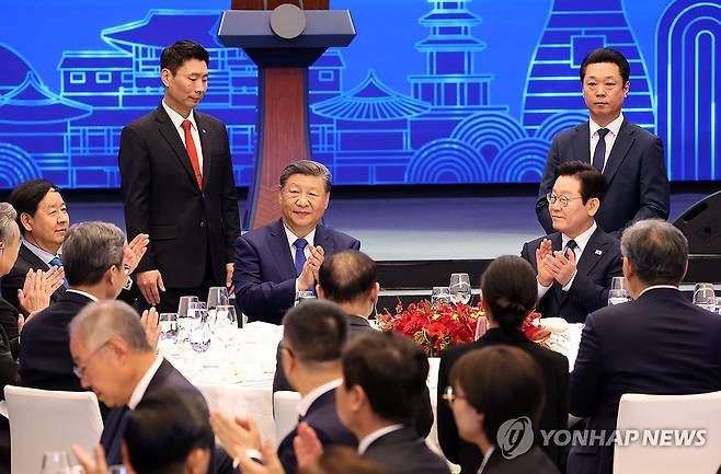 국빈만찬 참석한 한중 정상 (경주=연합뉴스) 한상균 기자 = 이재명 대통령과 시진핑 중국 국가주석이 1일 경북 경주 소노캄에서 열린 국빈만찬에서 박수를 치고 있다. 2025.11.1 xyz@yna.co.kr