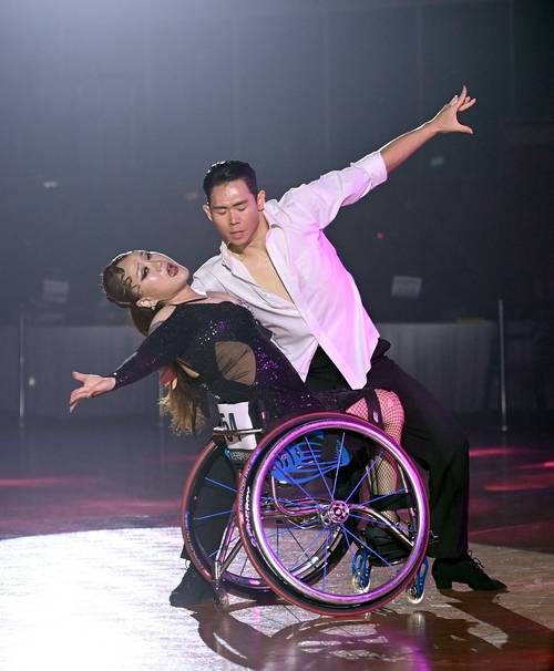 2일 부산시 한마음스포츠센터 체육관에서 열린 제45회 전국장애인체육대회 댄스스포츠-혼성 콤비 라틴 5종목 Class 2(선수부) 경기에서 경기도의 김주원-노명주가 연기를 펼치고 있다. 2025.11.2 /대한장애인체육회 제공