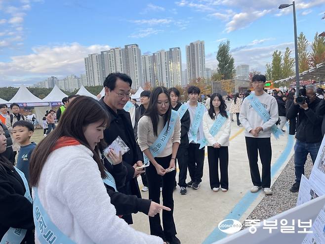1일 정명근 화성특례시장이 반송고등학교 학생들의 정책제안을 듣고 있다. 김이래 기자