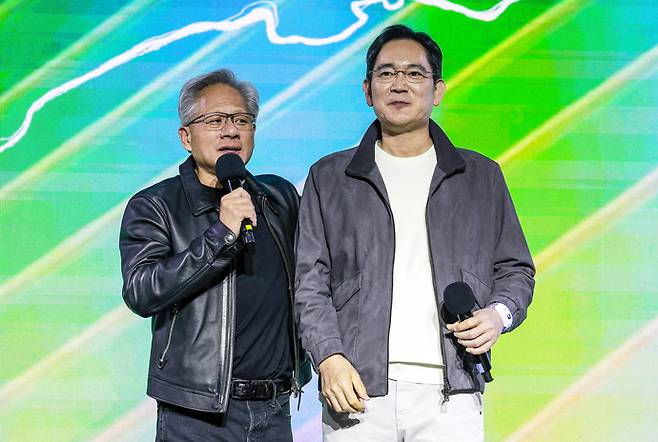 젠슨 황 엔비디아 최고경영자와 이재용 삼성전자 회장이 지난달 30일 서울 코엑스에서 열린 엔비디아의 그래픽카드(GPU) '지포스' 출시 25주년 행사에서 인사말을 하고 있다. 사진=공동취재단·연합뉴스