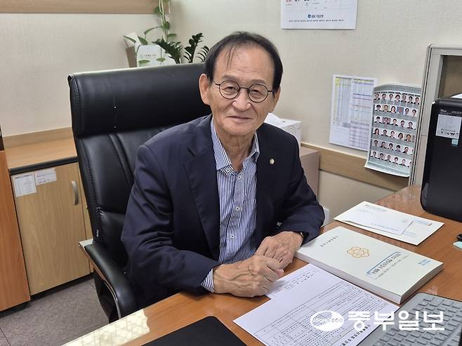 권기호 수원시의회 의원이 2일 중부일보 취재진과 인터뷰 후 사진 촬영을 하고 있다. 강현수기자