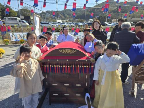 ◇홍천군 화촌면 장평1리 청사초롱 마을이 1일 마을회관 앞에서 주최한 제2회 전통혼례 축제에 참가한 홍천희망아동센터의 어린이들. 사진=신하림기자