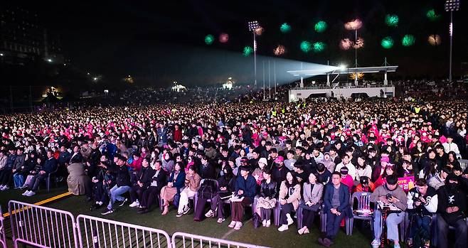 ‘구미 K-팝 콘서트’가 31일 금오공대 운동장에서 열려 2만여명의 시민들이 몰리는 등 성황을 이뤘다. /구미시 제공
