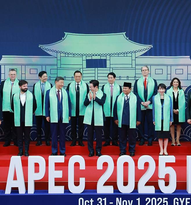 이재명 대통령이 지난 1일 경주화백컨벤션센터(HICO)에서 열린 2025 아시아태평양경제협력체(APEC) 정상회의에서 각국 정상들과 한복 소재로 만든 목도리를 두르고 기념 촬영을 하고 있다./연합뉴스