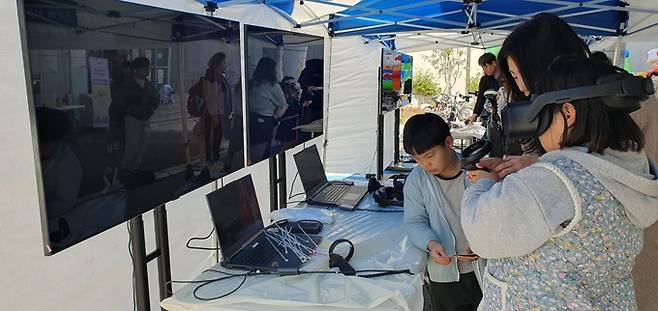 ▲ 1일 포항시 남구 포항시립포은오천도서관에서 열린 2025 대한민국 동화축제 중 VR 코너에 아이들이 집중하는 모습. 황영우 기자
