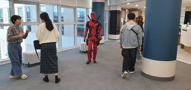 ▲ 1일 포항시 남구 포항시립포은오천도서관에서 열린 2025 대한민국 동화축제 중 데드풀 캐릭터 모델이 시선을 끄는 모습. 황영우 기자