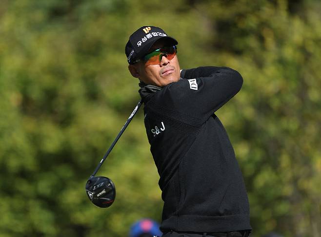 김재호가 4번홀에서 티샷을 하고 있다. (사진=KPGA)