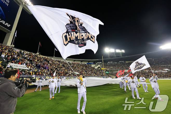 1일 서울 송파구 잠실야구장에서 열린 프로야구 LG트윈스의 2025 한국시리즈 우승 세리머니 팬 감사 행사 '더 리턴 오브 챔피언스'(The Return of Champions)'에서 선수단이 그라운드 행진을 하고 있다. 2025.11.1/뉴스1 ⓒ News1 이호윤 기자