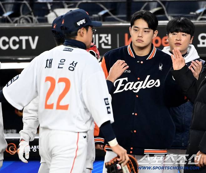 31일 대전 한화생명볼파크에서 열린 LG와 한화의 한국시리즈 5차전. 4회초 투구를 마친 황준서를 맞이하는 문동주의 모습. 대전=허상욱 기자wook@sportschosun.com/2025.10.31/