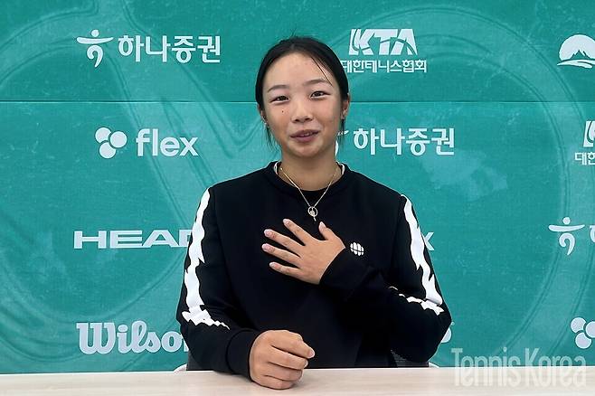 승리 후 인터뷰를 하는 이서아.