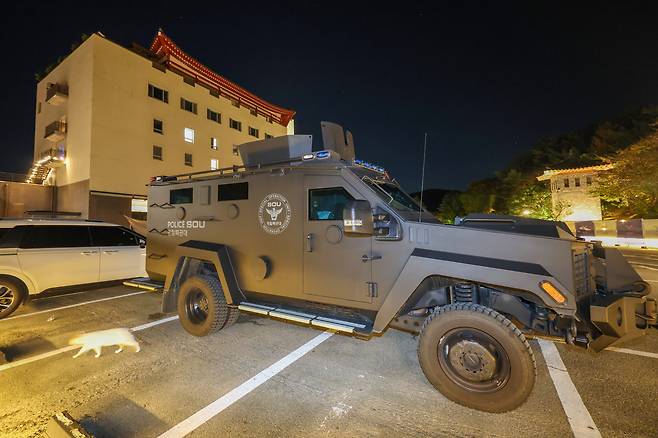 아시아태평양경제협력체(APEC) 참석을 위해 방한하는 시진핑 중국 국가 주석이 머물 예정인 경주 코오롱 호텔 주변에 경찰특공대 차량이 세워져 있다. /장련성 기자