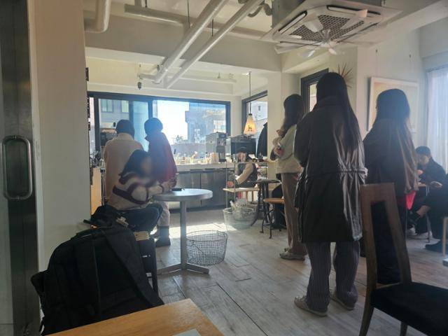 '중국인 출입 금지'를 내걸어 논란을 부른 서울 성동구 성수동 카페의 지난달 28일 내부 모습. 점심시간이 되자 많은 손님이 몰려들었다. 오세운 기자