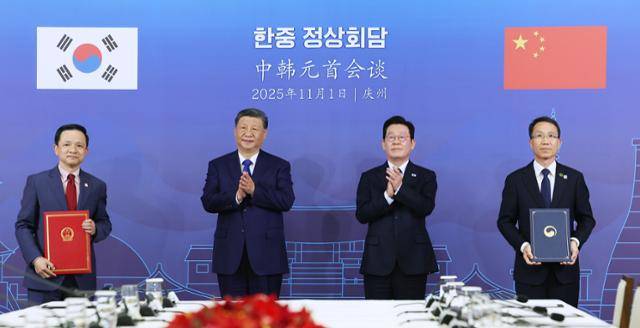 1일 이재명 대통령과 시진핑 중국 국가주석이 '한중 정상회담'을 연 경북 경주박물관에서 유재성(맨 오른쪽) 경찰청장 직무대행과 다이 빙(맨 왼쪽) 주한중국대사가 '보이스피싱-온라인 사기범죄 대응 공조' 양해각서를 체결하고 있다. 뉴시스