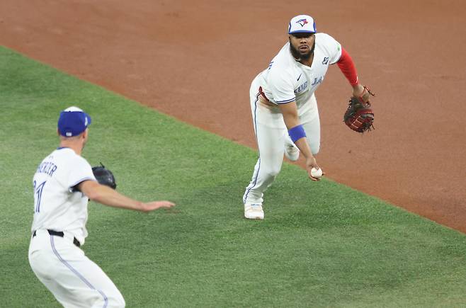 <yonhap photo-4362=""> Toronto Blue Jays first baseman Vladimir Guerrero Jr. (27) throws to pitcher Max Scherzer to put out .Los Angeles Dodgers Will Smith in the first inning during Game Seven of the MLB World Series at Rogers Centre in Toronto, Canada, on Saturday, November 1, 2025. Photo by Aaron Josefczyk/UPI/2025-11-02 09:30:12/ <저작권자 ⓒ 1980-2025 ㈜연합뉴스. 무단 전재 재배포 금지, AI 학습 및 활용 금지></yonhap>