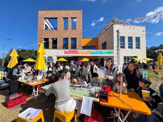 ▲ 동해시 ‘수.상.한. 문화축제’가 1일 동호 책방마을과 발한지구 현장지원센터 공영주차장 일원에서 성황리에 열렸다.